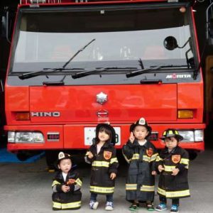 消防署にて子供たちの写真
