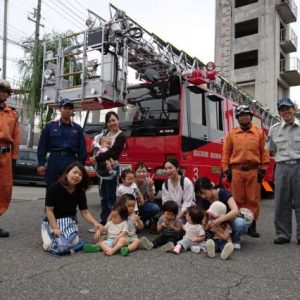 消防署にて子供たちの写真
